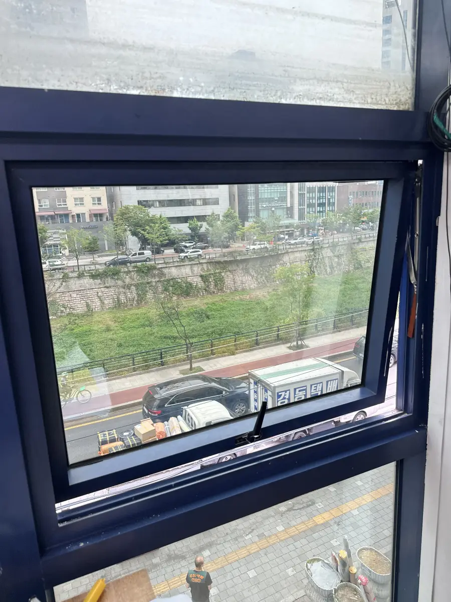 휘어진 창문 수리 이전 프로젝트 창문
